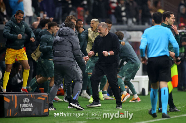UEFA 유로파리그 4강 진출 후 기뻐하는 포스테코글루 감독. /게티이미지코리아