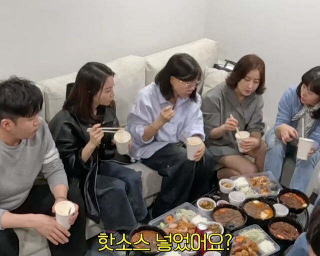 최화정은 홈쇼핑 방송 하기 전 배달 음식으로 배를 채웠다. / 유튜브 