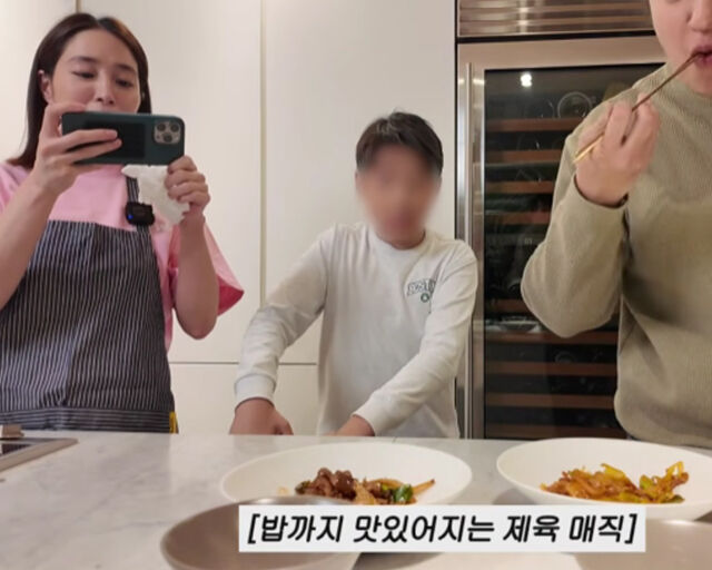 이민정이 유튜브에서 음식 솜씨를 뽐냈다. / 유튜브 