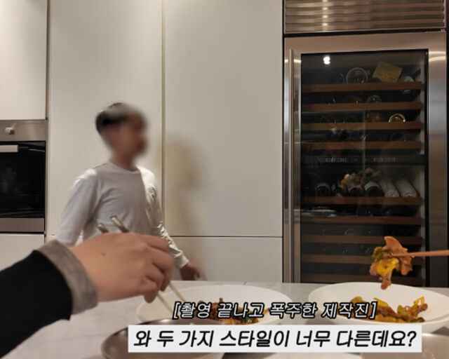 이민정이 한 요리를 먹고 있는 제작진 앞으로 이민정의 아들이 쓱 지나갔다. / 유튜브 