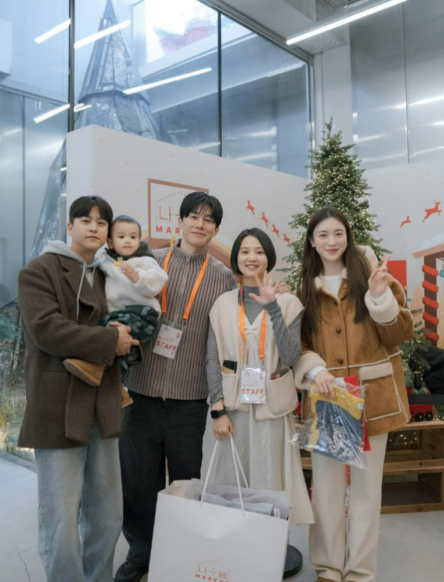 지난해 윤승아·김무열 부부의 바자회에서 모인 네 사람./윤승아 SNS