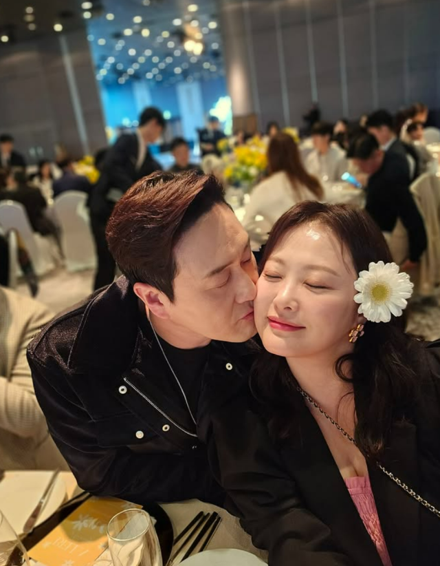 김원효(왼쪽)·심진화(오른쪽) 부부가 결혼 15년 차를 맞았다./심진화 SNS