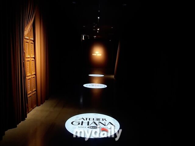 전시장 입구, 은은한 초콜릿 향기와 함께 가나초콜릿과의 추억 속으로 들어간다. /방금숙 기자