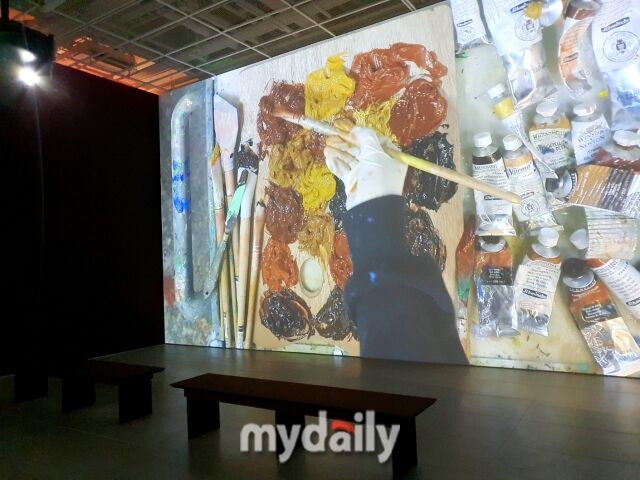 김미영 작가가 꾸덕꾸덕한 초콜릿 질감을 붓 터치로 작업하고 있는 영상. /방금숙 기자
