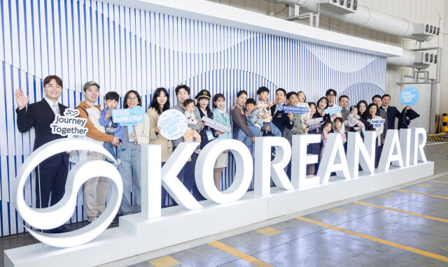 2일 패밀리데이 행사에 참여한 대한항공과 아시아나항공의 임직원들이 기념촬영을 하고있는 모습. /대한항공