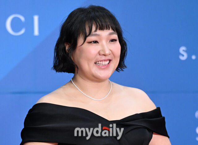 개그우먼 이수지가 5일 서울 삼성동 코엑스에서 진행된 제61회 백상예술대상 레스카펫에 참석했다.<br