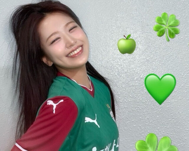 안유진의 시축에 팬들이 환호를 질렀다. / 안유진 소셜미디어 캡처