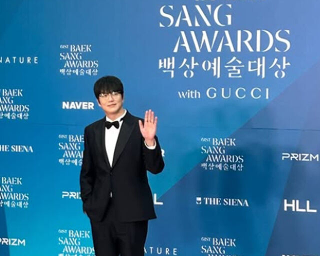 성시경이 밝은 미소로 손인사를 하고 있다. / 성시경 소셜미디어 캡처