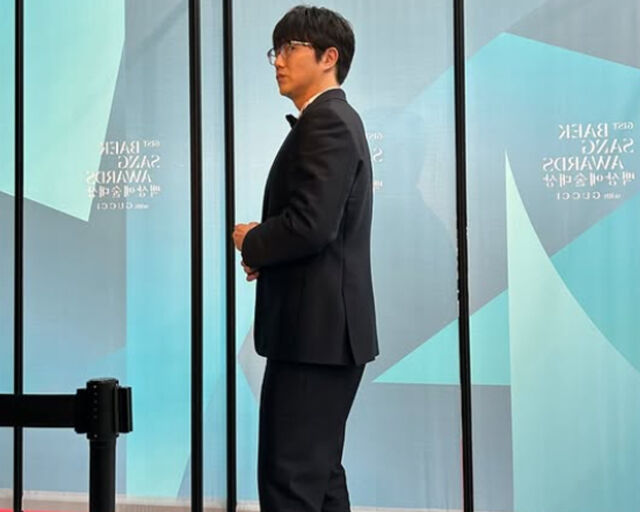 성시경이 포토월에 오르기 전 대기하고 있다. / 성시경 소셜미디어 캡처