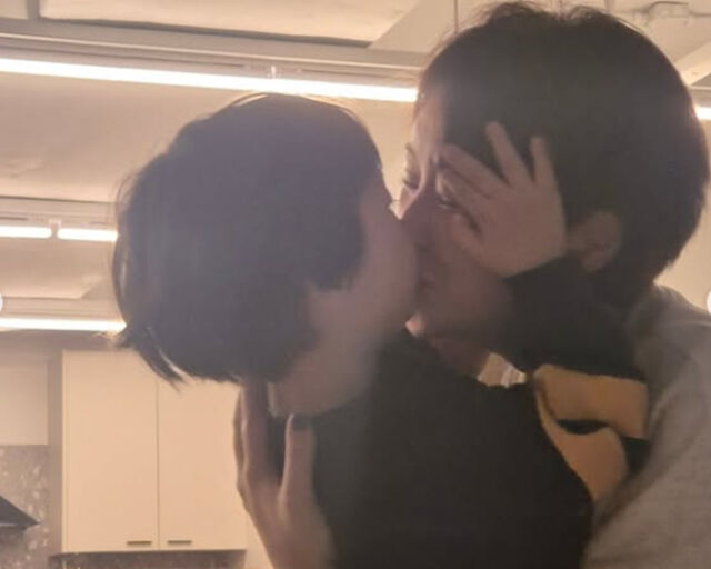 황정음이 아들과 뽀뽀 사진을 올렸다. / 황정음 소셜미디어 캡처 