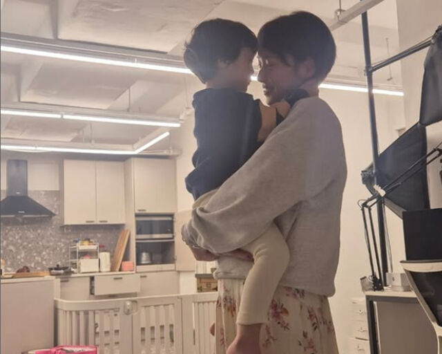 황정음이 강식이를 안고 행복한 미소를 짓고 있다. / 황정음 소셜미디어 캡처 