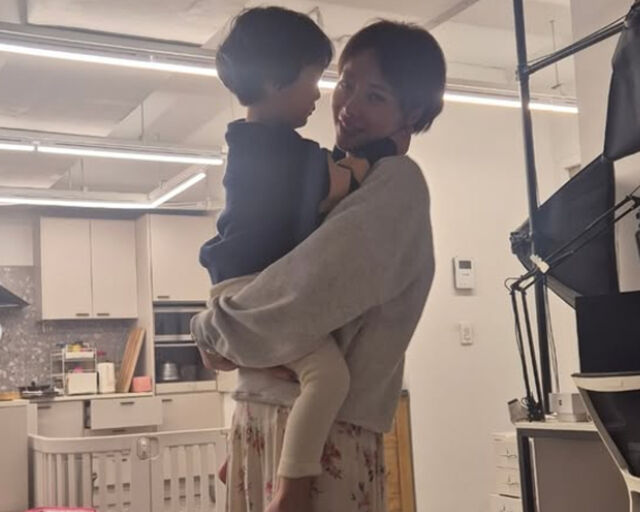 황정음이 둘째 아들 강식이를 안고 장난기 가득한 표정을 짓고 있다. / 황정음 소셜미디어 캡처 