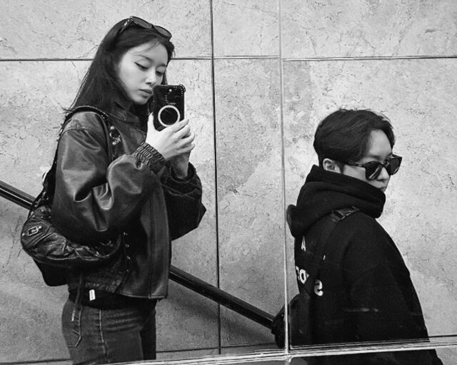 지연이 친오빠와 함께 거울 셀카를 찍고 있다. / 지연 소셜미디어 캡처 