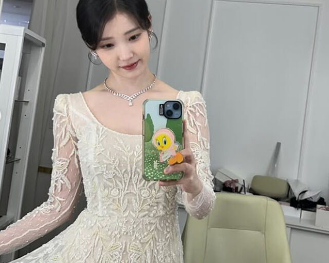아이유가 신난 포즈를 취하고 있다. / 아이유 소셜미디어 캡처 