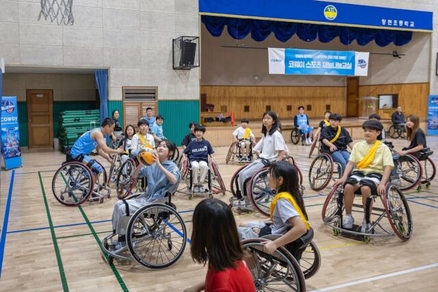 지난 2일 남양주에 위치한 창현초등학교에서 창현초 학생들이 휠체어농구 체험 프로그램에 참여하고 있다. /코웨이