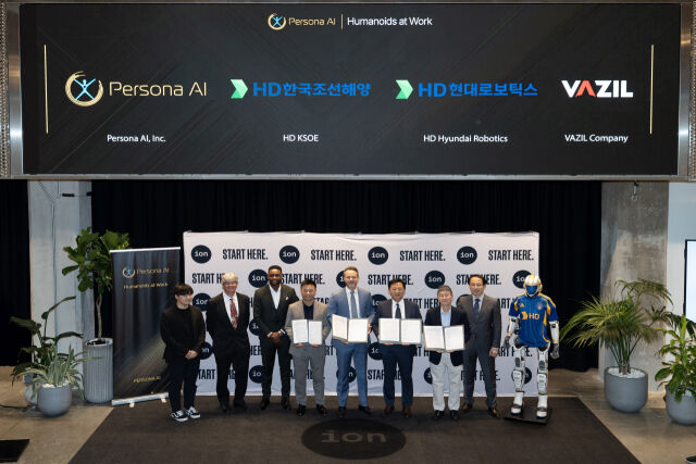 (오른쪽 두 번째부터) 송영훈 HD현대로보틱스 솔루션부문장, 이동주 HD한국조선해양 제조혁신랩 부문장, 닉 래드포드 페르소나 AI CEO, 김성원 바질컴퍼니 CTO가 미국 휴스턴에서 