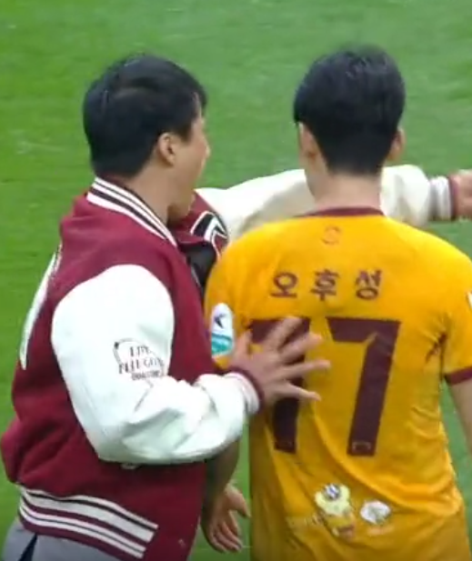 지난 5일 어린이날 펼쳐진 광주FC와 김천 상무. 전반전이 끝난 뒤 이정효 감독이 오후성을 강하게 밀치며 질책했다./쿠팡플레이 중계 캡처