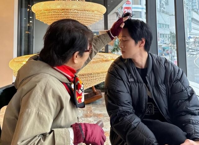 배우 안보현이 할머니와 함께한 일상 사진을 공개했다. / 안보현 인스타그램 캡처