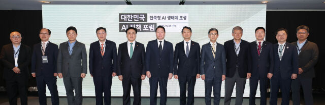 최태원 대한상의 회장(왼쪽 여섯번째)과 유상임 과학기술정보통신부 장관(왼쪽 다섯번째), 안덕근 산업통상자원부 장관(왼쪽 일곱번째)이 주요참석자들과 기념촬영을 하고 있다./대한상의