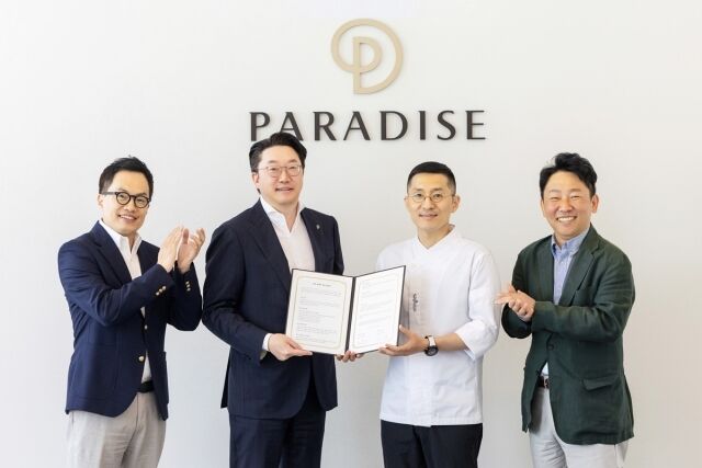 지난 9일 파라다이스빌딩에서 열린 협약식에서 최종환 대표이사(왼쪽 두번째)와 밍글스 강민구 셰프(왼쪽 세번째)가 기념 촬영을 하고 있다. /파라다이스그룹