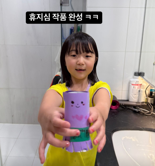 딸 태리가 완성한 휴지심 작품의 모습이다. / 이지혜 인스타그램 캡처