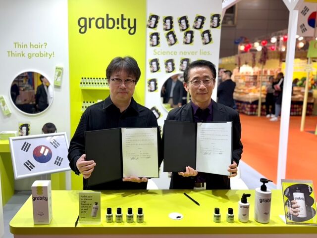 롯데홈쇼핑은 지난 11일 프랑스 파리 포르트 드 베르사유 전시장에서 폴리페놀팩토리와 기능성 탈모샴푸 ‘그래비티’ 해외수출 독점 계약을 체결했다. 사진은 왼쪽부터 이해신 폴리페놀팩토리 대표와 김재겸 롯데홈쇼핑 대표. /롯데홈쇼핑 
