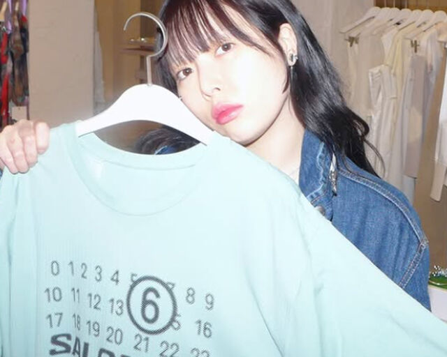 현아가 살로몬 브랜드 티셔츠를 들고 포즈를 취하고 있다. / 현아 SNS 캡처