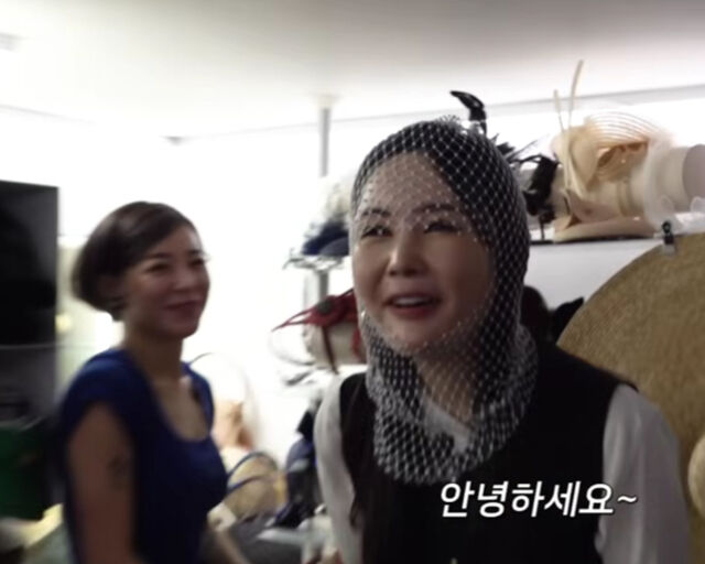 장영란이 강희재의 소품들을 착용해 봤다. / 유튜브 