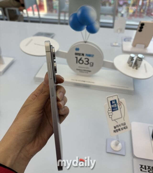 삼성 강남에 전시된 163g AI 초슬림폰 