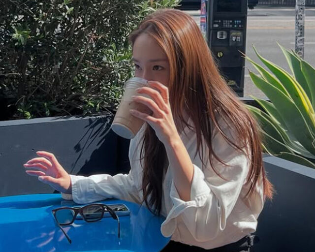 정수정이 여행을 가서 커피를 마시고 있다. / 정수정 소셜미디어 캡처