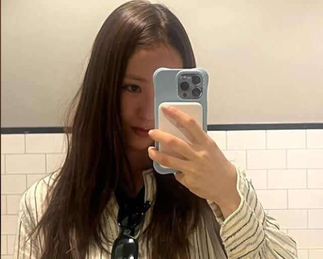 정수정이 거울 셀카를 찍고 있다. / 정수정 소셜미디어 캡처