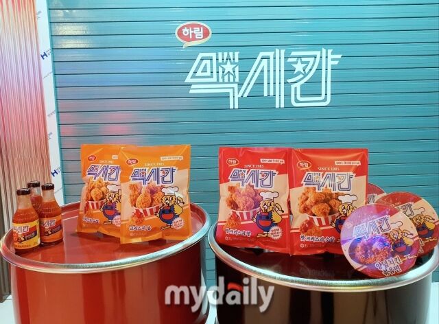 맥시칸 냉동치킨부터 소스, 볶음면 등 12종. /방금숙 기자