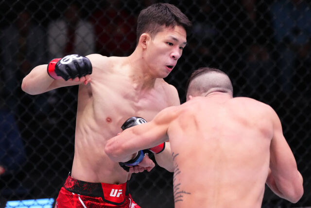 날카로운 오른손 훅을 시도하는 박현성(왼쪽). /UFC 제공