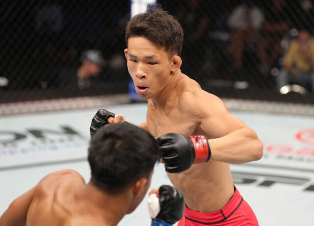 펀치를 날리는 박현성(오른쪽). /UFC 제공