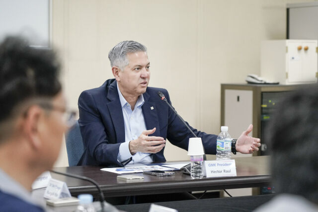 지난 15일 GM 한국사업장 창원공장 임직원들과 미팅을 진행 중인 헥터 비자레알 한국GM 사장. /한국GM
