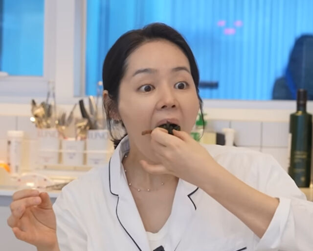 한가인이 딸이 싸준 밥을 한입에 먹고 있다. / 유튜브 