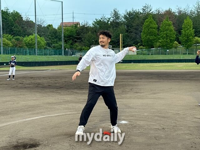대한유소년야구연맹 19기 대표팀의 국제교류전에서 오릭스 버팔로스 출신의 T-오카다가 조언을 건네며 시구를 진행했다./효고현(일본)=노찬혁 기자