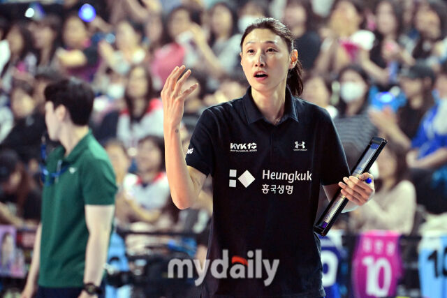 팀 스타 김연경 감독이 18일 오후 인천 삼산월드체육관에서 
