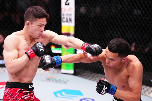 박현성(왼쪽)이 18일 에르난데스와 경기에서 펀치를 적중하고 있다. /UFC 제공