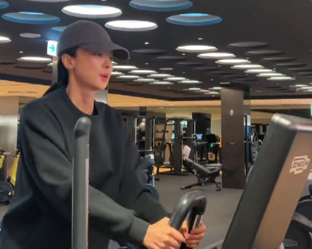 운동기구를 이용해 운동을 하고 있는 박정아. / 박정아 소셜미디어 캡처 