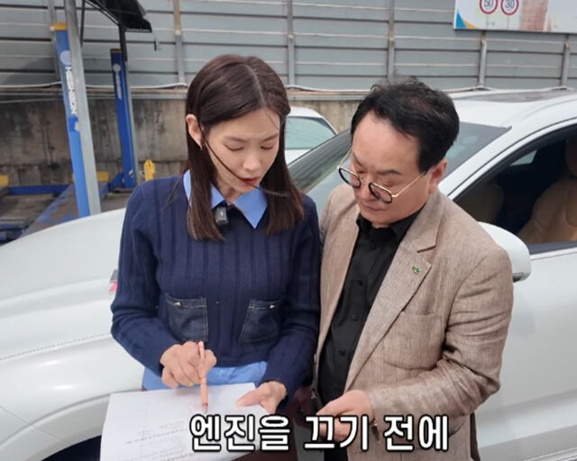 정가은이 박래호에게 모르는 문제를 물어보고 있다. / 유튜브 
