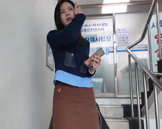 정가은이 택시 자격시험을 치르고 나와 난감한 표정을 지었다. / 유튜브 