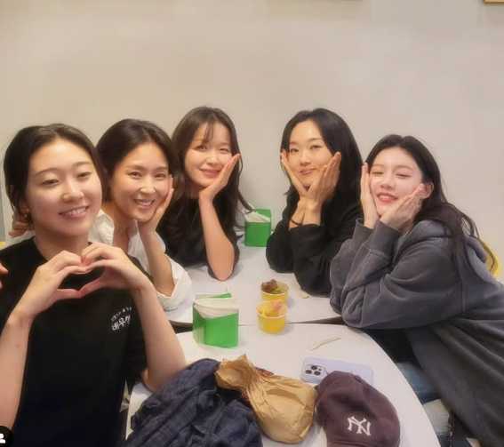 왼쪽부터 한예지-손지윤-정운선-이봉련-고윤정 / 이봉련 소셜미디어
