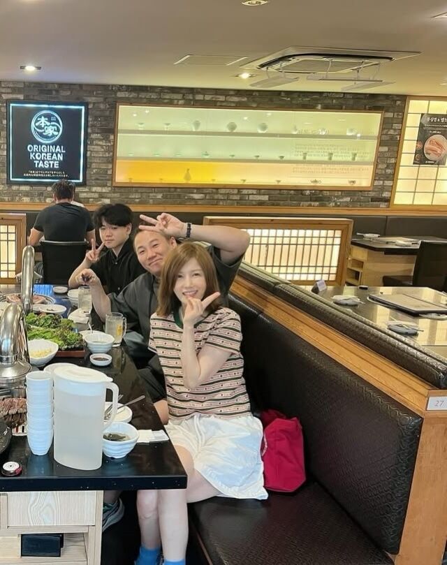 가수 윤민수가 가족들과 함께 해외 여행을 떠났다. / 전 아내 김민지 씨 인스타그램