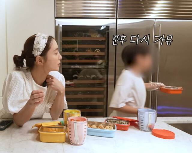 이민정이 아들을 사랑스럽게 쳐다봐 눈길을 끌었다. / 유튜브 