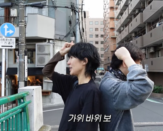 홍진경이 이동휘와 300만 원을 걸고 가위바위보를 하고 있다. / 유튜브 