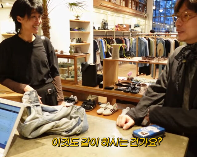 홍진경이 내기에서 져서 이동휘의 옷을 사주고 있다. / 유튜브 