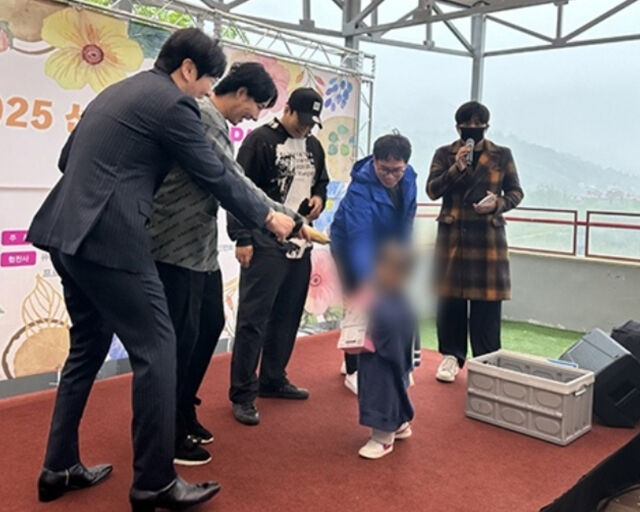 윤시윤이 보육원에서 아이들과 행복한 시간을 보냈다. / 온라인 커뮤니티 캡처