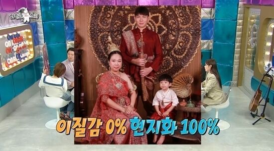 홍현희(왼쪽)가 제이쓴(가운데), 준범이와 치앙마이에서 전통 의상을 입은 채 사진을 찍었다./MBC 