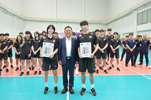 대왕님표 여주쌀을 전달받은 남녀배구 대표팀 주장 강소휘와 황택의./대한배구협회